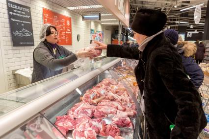 Санкт-Петербург. Покупательница в мясном отделе супермаркета `Перекресток`.