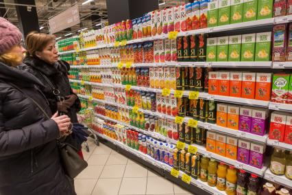 Санкт-Петербург. Женщины выбирают сок  в супермаркете `Перекресток`.