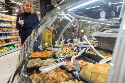 Санкт-Петербург.  Покупательница в супермаркете `Перекресток`.