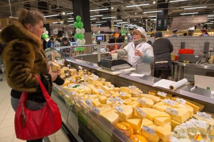 Санкт-Петербург. Сыр на прилавке  в супермаркете `Перекресток`.