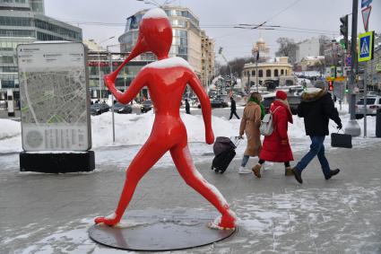 Москва. Памятник мобильному интернету на Петровском бульваре.