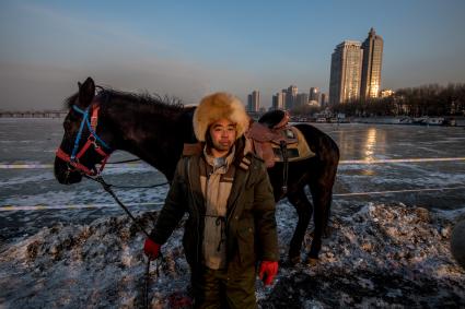 Китай, Харбин. Катание на лошадях по льду.