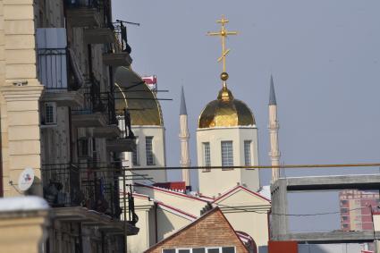 Чечня, Грозный. Купол храма Михаила Архангела и мечеть.