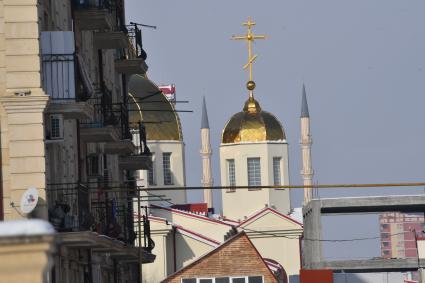 Чечня, Грозный. Купол храма  Михаила Архангела  и мечеть.