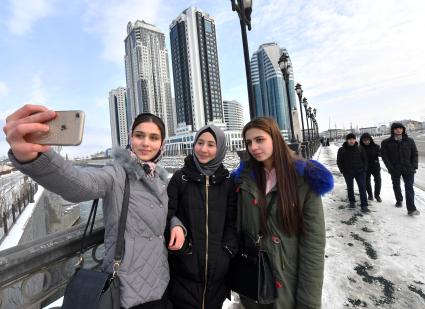 Чечня, Грозный. Девушки фотографируются на улице города.