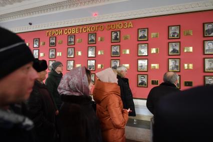 Чечня, Грозный. Посетители в мемориальном комплексе  Славы имени Ахмата Кадырова.