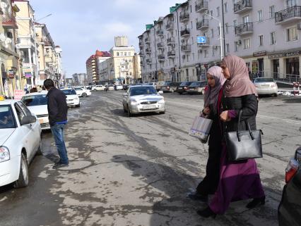 Чечня, Грозный. Женщины в хиджабах на улице города.