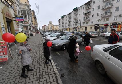 Чечня, Грозный. Дети с воздушными шариками  на улице города.