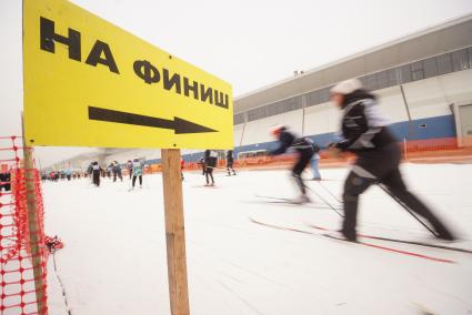 Екатеринбург. Участники массового забега на лыжах \'Лыжня России 2018\'