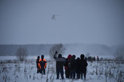 Московская область. На месте крушения пассажирского самолета Ан-148 `Саратовских авиалиний`. Пассажирский самолет Ан-148 `Саратовских авиалиний` с бортовым номером RA-61704 потерпел крушение после вылета из московского аэропорта Домодедово в Орск.