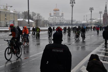 Москва. Участники третьего зимнего велопарада, маршрут которого прошел от 3-й Фрунзенской улицы до парка `Зарядье` и обратно.