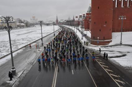 Москва. Участники третьего зимнего велопарада, маршрут которого прошел от 3-й Фрунзенской улицы до парка `Зарядье` и обратно.