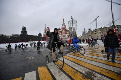 Москва. Участники третьего зимнего велопарада, маршрут которого прошел от 3-й Фрунзенской улицы до парка `Зарядье` и обратно.
