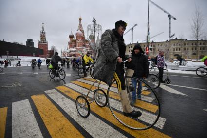 Москва. Участники третьего зимнего велопарада, маршрут которого прошел от 3-й Фрунзенской улицы до парка `Зарядье` и обратно.