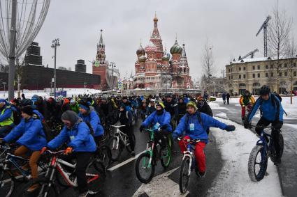 Москва. Участники третьего зимнего велопарада, маршрут которого прошел от 3-й Фрунзенской улицы до парка `Зарядье` и обратно.