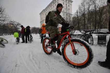 Москва. Участники третьего зимнего велопарада, маршрут которого прошел от 3-й Фрунзенской улицы до парка `Зарядье` и обратно.