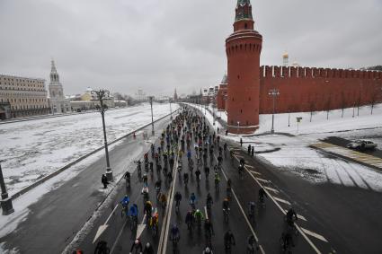 Москва. Участники третьего зимнего велопарада, маршрут которого прошел от 3-й Фрунзенской улицы до парка `Зарядье` и обратно.