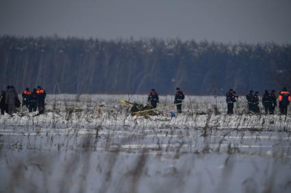 Московская область. Работа сотрудников МЧС России на месте крушения пассажирского самолета Ан-148 `Саратовских авиалиний`. Пассажирский самолет Ан-148 `Саратовских авиалиний` с бортовым номером RA-61704 потерпел крушение после вылета из московского аэропорта Домодедово в Орск.