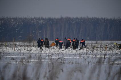 Московская область. Работа сотрудников МЧС России на месте крушения пассажирского самолета Ан-148 `Саратовских авиалиний`. Пассажирский самолет Ан-148 `Саратовских авиалиний` с бортовым номером RA-61704 потерпел крушение после вылета из московского аэропорта Домодедово в Орск.