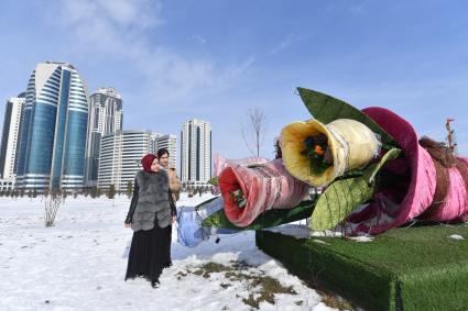 Чечня, Грозный. Гигантские искусственные цветы украшают улицы города.