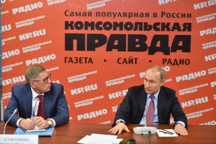 Москва. Генеральный директор ИД `Комсомольская правда` Владимир Сунгоркин и президент России Владимир Путин (слева направо) во время встречи с руководителями российских печатных СМИ и информагентств в редакции газеты `Комсомольская правда`.