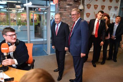 Москва. Редактор отдела международной политики `Комсомольской правды` Валерий Рукобратский, президент России Владимир Путин и генеральный директор ИД `Комсомольская правда` Владимир Сунгоркин (слева направо) в редакции газеты `Комсомольская правда` перед встречей с руководителями российских печатных СМИ и информагентств.