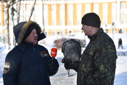 Москва. Корреспондент `Комсомольской правды` Александр Гамов (слева)  и в оеннослужащий   Соколиной службы комендатуры Московского Кремля  с соколом Альфой.