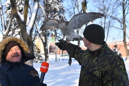 Москва. Корреспондент `Комсомольской правды` Александр Гамов (слева)  и в оеннослужащий   Соколиной службы комендатуры Московского Кремля  с соколом Альфой.