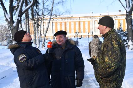 Москва. Корреспондент `Комсомольской правды` Александр Гамов  , советник директора ФСО России Сергей Девятов и  военнослужащий   Соколиной службы комендатуры Московского Кремля  с соколом Альфой ( слева направо).