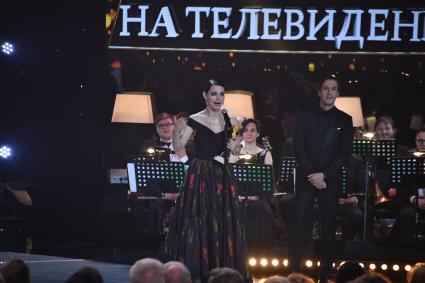 Москва. Актриса Елизавета Боярская, победившая в номинации `Лучшая женская роль на телевидении` (главная роль в сериале `Анна Каренина` Карена Шахназарова), и актер Егор Корешков на церемонии вручения Национальной премии в области кинематографии и телевидения за 2017 год `Золотой Орел` в киноконцерне `Мосфильм`.