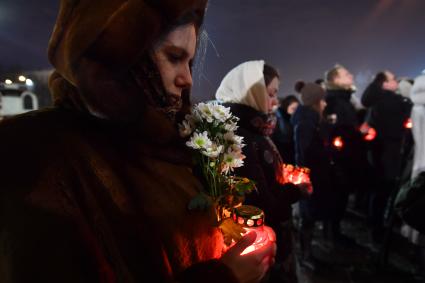 Москва. Акция у храма Христа Спасителя в память о погибших при крушении пассажирского самолета Ан-148 `Саратовских авиалиний`.