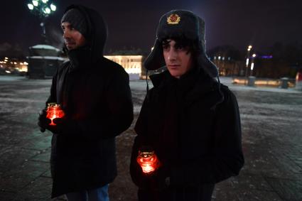 Москва. Акция у храма Христа Спасителя в память о погибших при крушении пассажирского самолета Ан-148 `Саратовских авиалиний`.