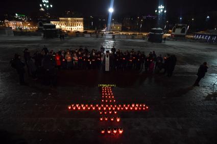 Москва. Акция у храма Христа Спасителя в память о погибших при крушении пассажирского самолета Ан-148 `Саратовских авиалиний`.