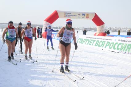 Иркутск. Участники всероссийской массовой лыжной гонки `Лыжня России`.