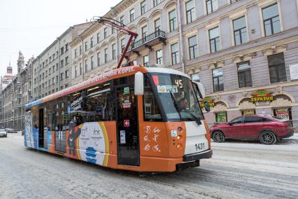 Санкт-Петербург. Трамвай, украшенный Олимпийской символикой XXIII зимних Олимпийских игр в Пхенчхане на улице города.