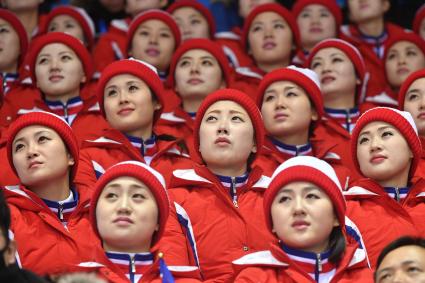 Южная Корея, Каннын. Болельщики из Северной Кореи на соревнованиях по фигурному катанию на XXIII зимних Олимпийских играх.