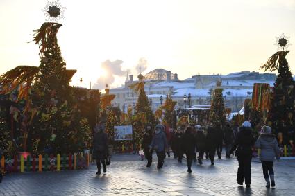 Москва.  Масленичная ярмарка на Манежной площади.