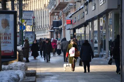 Москва.  Пешеходы на Тверской улице.