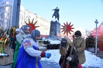 Москва.   Масленичные гуляния на  на Тверская площади.