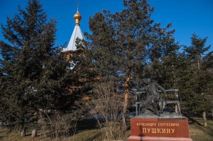 Китай, Харбин. Парк `Усадьба Волга`. Памятник А.С.Пушкину возле Николаевского собора.