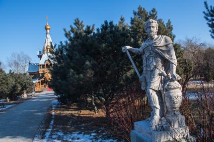 Китай, Харбин. Парк `Усадьба Волга`. Николаевский собор (на заднем плане).