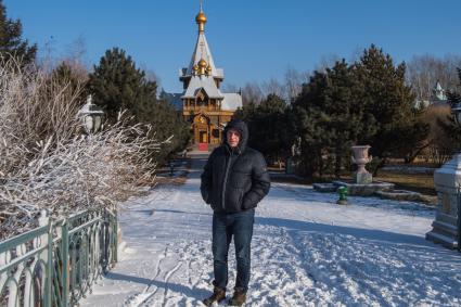 Китай, Харбин. Парк `Усадьба Волга`. Корреспондент `Комсомольской правды` Владимир Ворсобин возле Николаевского собора.