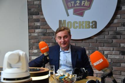Москва. Руководитель Департамента природопользования и охраны окружающей среды Антон Кульбачевский на радио `Комсомольская правда`.