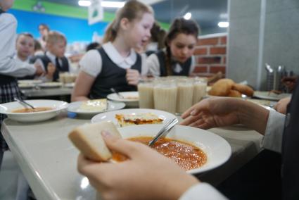 Екатеринбург. Ученики едят в школьной столовой