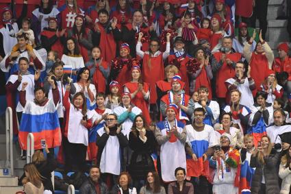 Южная Корея, Каннын. Российские болельщики во время произвольной программы парного катания на соревнованиях по фигурному катанию на XXIII  зимних Олимпийских играх.