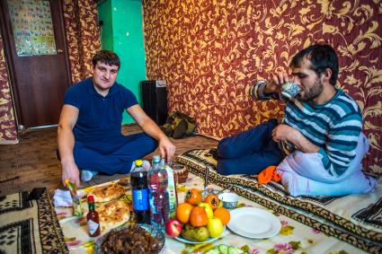 Тверская область, Рождествено. В квартире таджикских мигрантов.