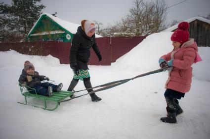 Тверская область, Рождествено.  Женщина  с детьми на  санках.