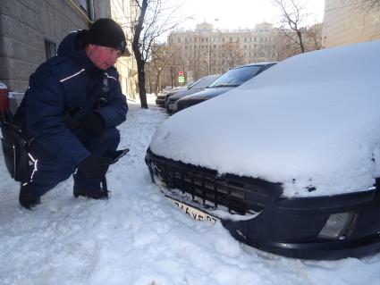 Москва.  Пеший инспектор АМПП фиксирует нарушение парковки.