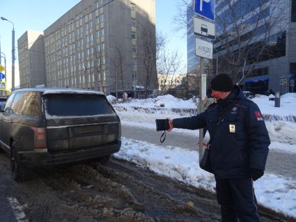 Москва. Пеший инспектор АМПП фиксирует нарушение парковки.