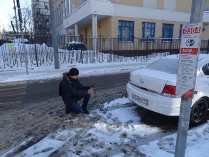 Москва.  Корреспондент `Комсомольской правды` Павел Клоков  фиксирует нарушение парковки.